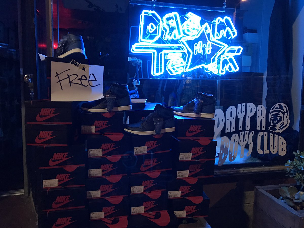dreamteamsf's tweet photo. man shit was crazy everythat got a free pair really wear em and enjoy...... #dreamteamsf @HYPEBEAST @nicekicks @ComplexSneakers. https://t.co/qFfiZOWYJD