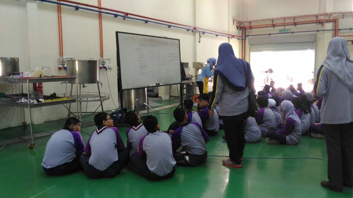 MARDIJohor's tweet photo. Demonstrasi pembuatan sos cili kpd murid2 pend. khas SMK seri perling di MARDI JB #betterMARDI https://t.co/FB141giYaz