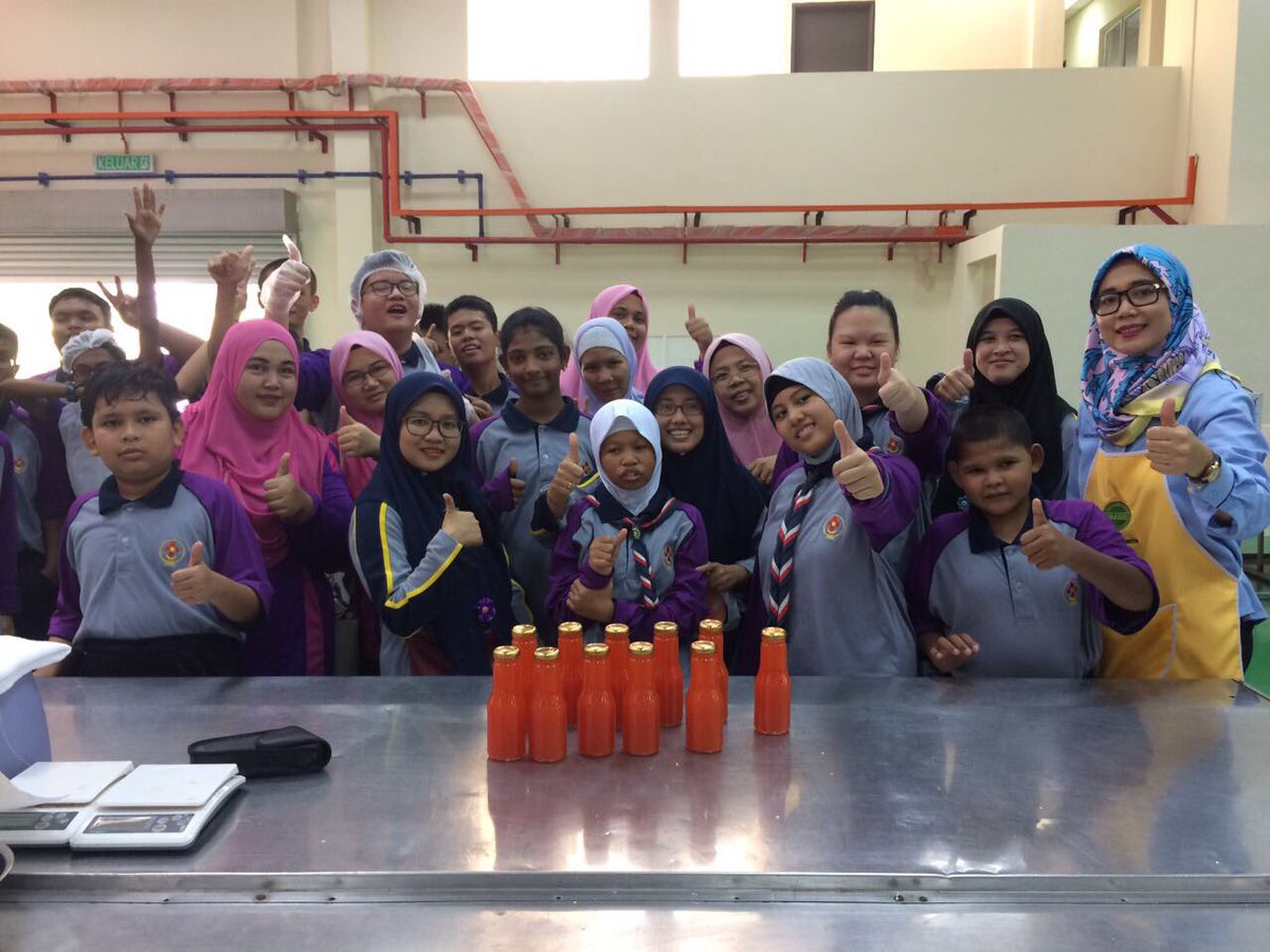 MARDIJohor's tweet photo. Demonstrasi pembuatan sos cili kpd murid2 pend. khas SMK seri perling di MARDI JB #betterMARDI https://t.co/FB141giYaz