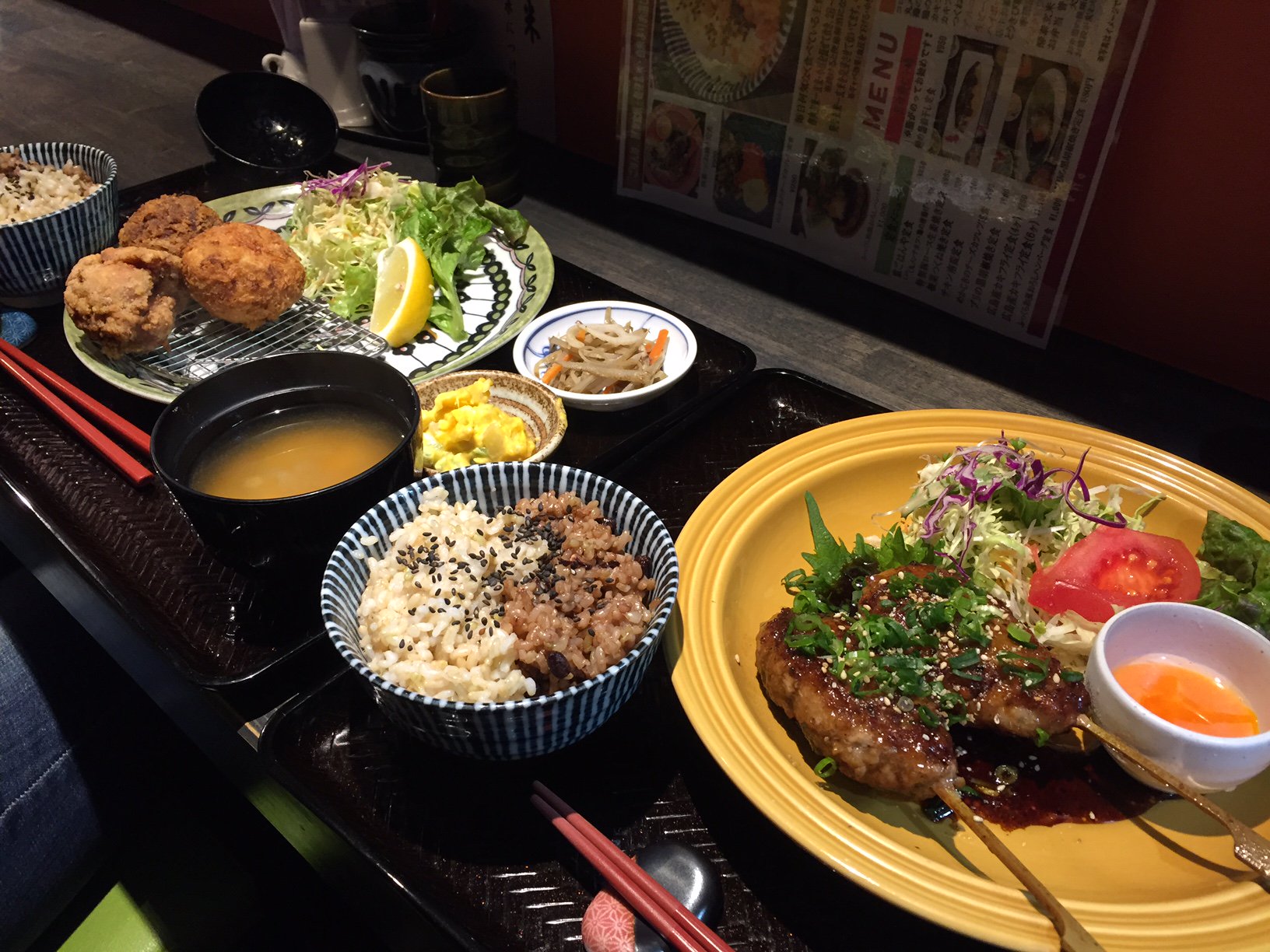 町田市観光コンベンション協会 先日のランチ 健康食が食べたいと 重ごはんや へ 揚げ物3種の 重ごはんや定食 と 根菜つくね定食 ご飯は発芽玄米と酵素玄米のハーフにしました まずは食器の使い方が綺麗でうっとり ほくほくお肉ともちもちの