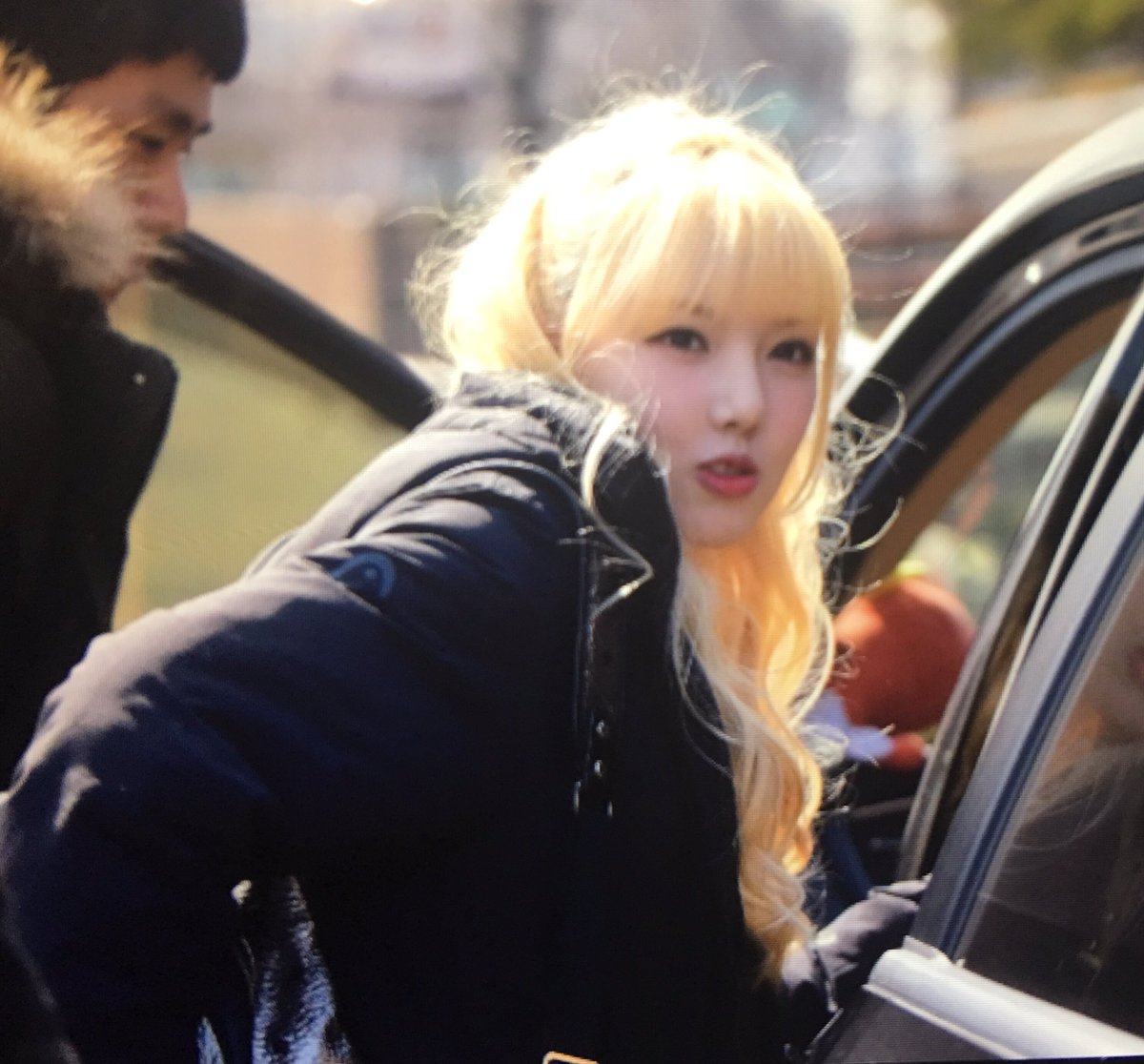 sheerdelight819's tweet photo. 170315 가요광장 퇴근 프리뷰
#여자친구 #GFRIEND #예린 
아직도 눈부셔!! https://t.co/TikPik3Rio