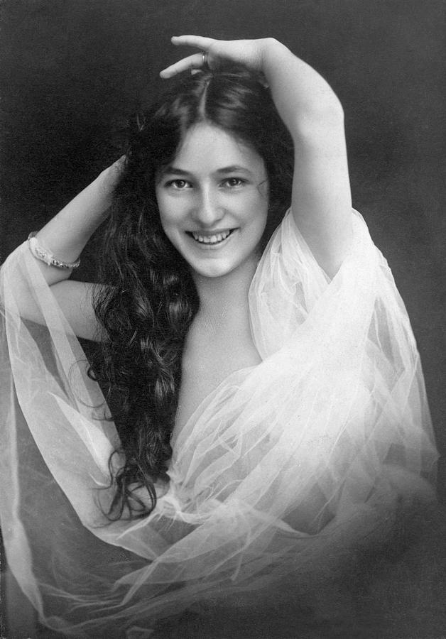 Picture of Evelyn Nesbit in 1902 America