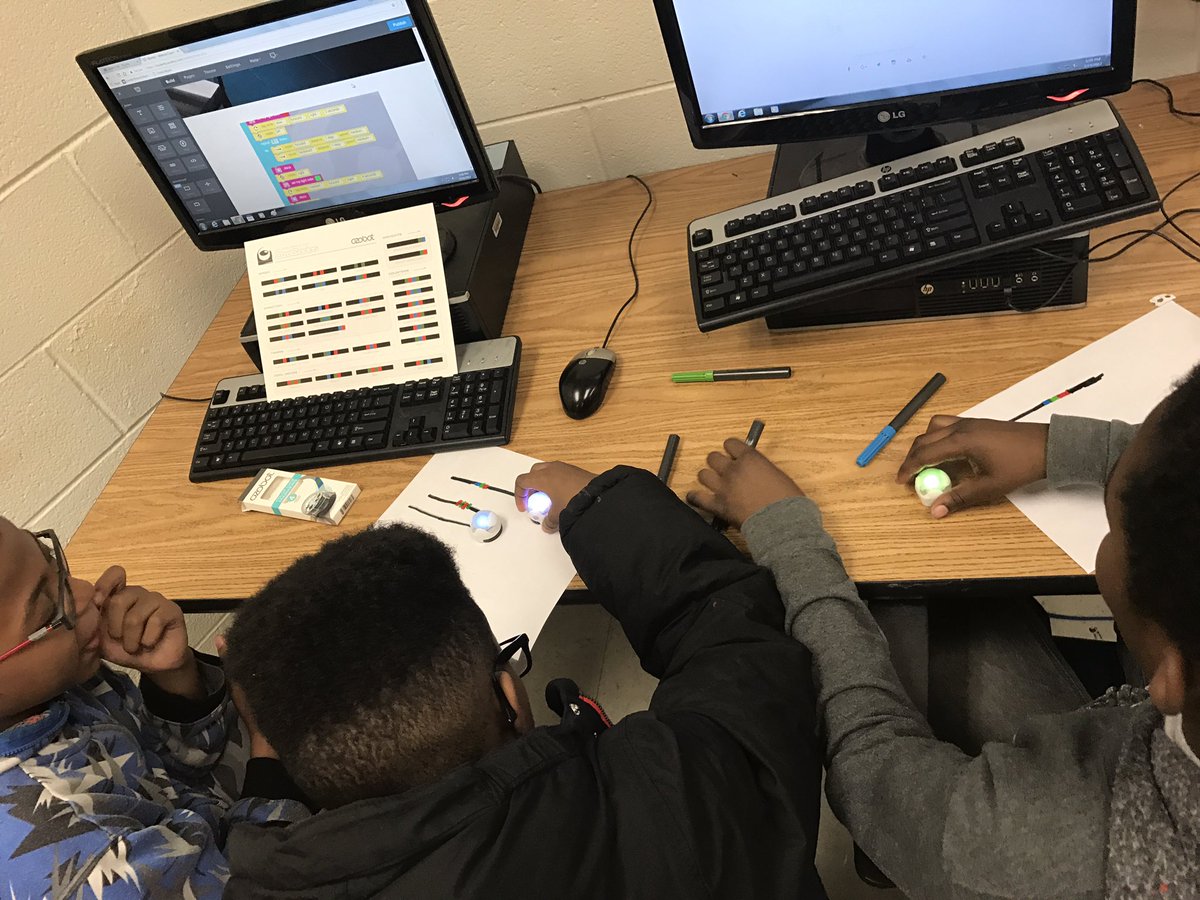 TechConnectRVA's tweet photo. @lmbmsrva @NextUpRVA Ss programming @OZOBOT w color! #ozocodes #staticcodes #basicprogrammingconcepts https://t.co/fpAVP4OJCG