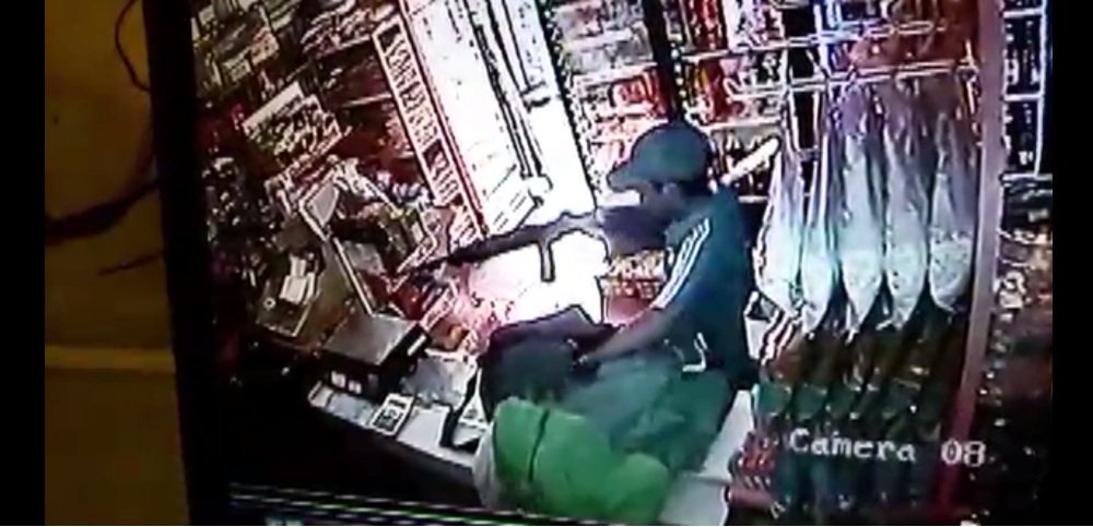 PabloFredes_PDF's tweet image. #Inseguridad Asaltó panadería con fusil y se fue a pie. Inmorales... ¿los delincuentes?... no las autoridades #FA12 telenocheonline.com/sociedad/asalt…