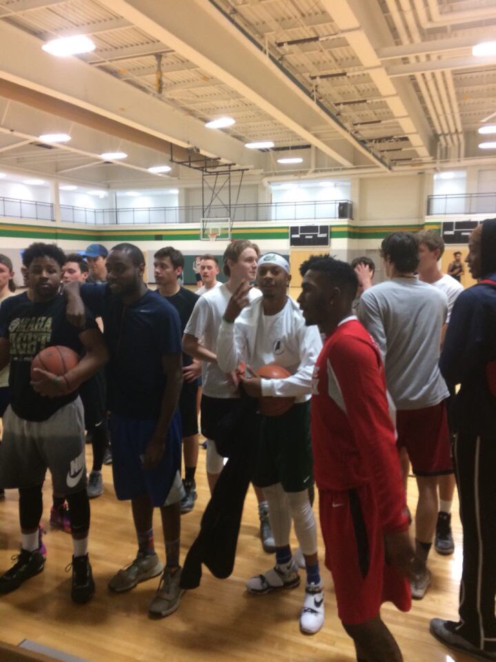 UNCC2020Council's tweet photo. Everyone was ready to start the fun tonight the Basketball tournament was a great success thanks Class of 2020 #FreshmanWeek2k17 💚💛⛏ https://t.co/K03xIpE1I5