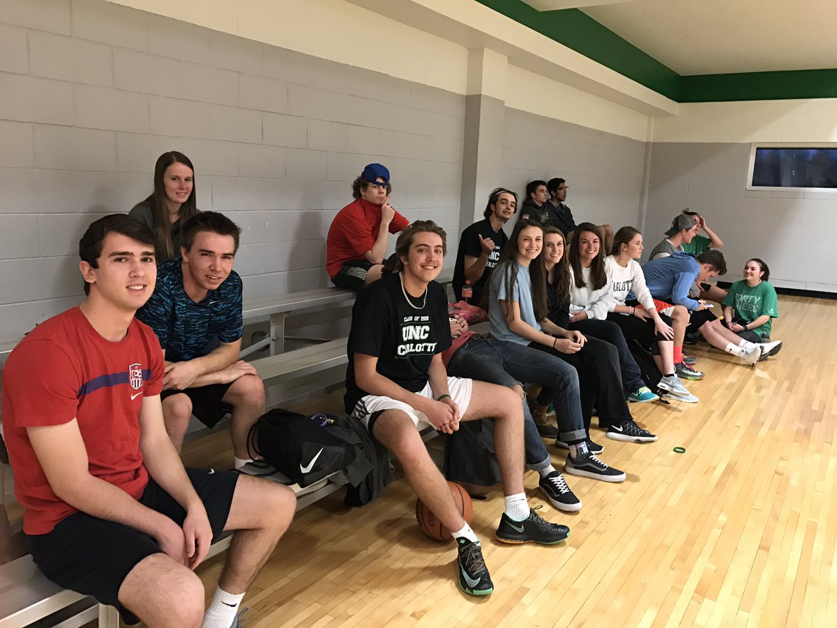 UNCC2020Council's tweet photo. Everyone was ready to start the fun tonight the Basketball tournament was a great success thanks Class of 2020 #FreshmanWeek2k17 💚💛⛏ https://t.co/K03xIpE1I5