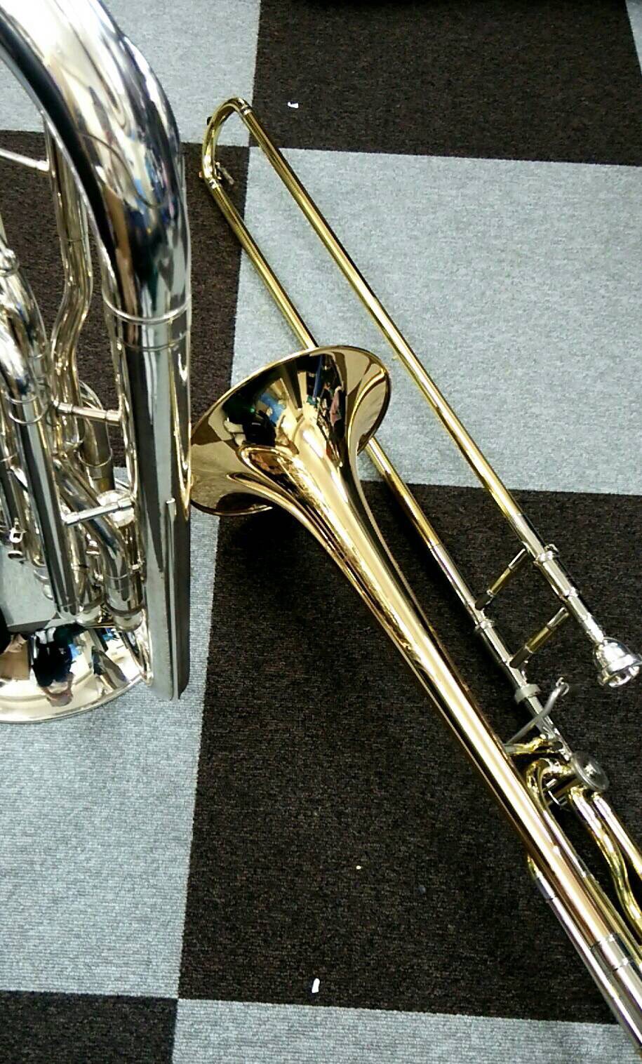 横浜市立大学 吹奏楽団 奏 パート紹介4 トロンボーンはかっこいい メロディーからみんなを支える伴奏まで 何でもこなす万能のパートです とくに奏では希少な金管 中低音で 重宝していただいております 笑 今年秋の定演はトロンボーンが かっこいい