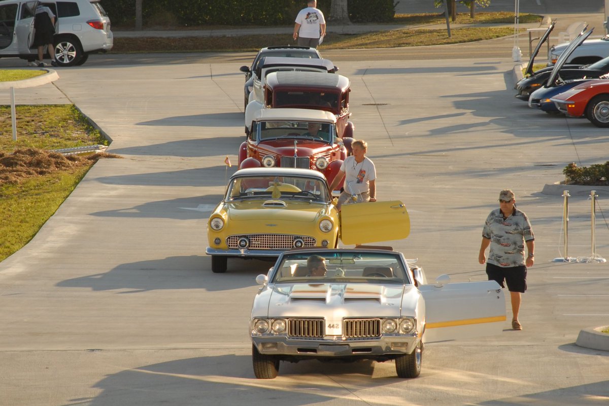 DetailFest's tweet photo. The cars are lining up just to get into Detail Fest!

#AutogeekDetailFest2017 #Autogeek #CarCare #DetailFest https://t.co/46TC2FaDAh