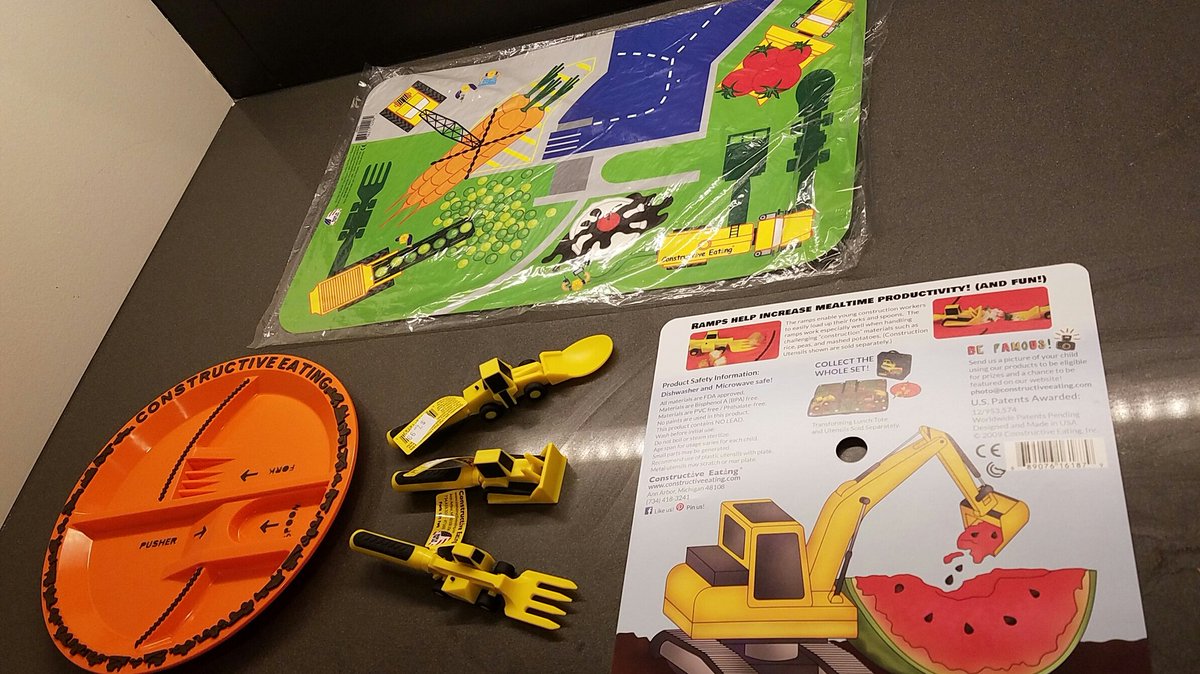M_Design_usa's tweet image. 一目惚れして買った #アメリカ製 の子供食器「#ConstructiveEating 」が可愛すぎ。工事の車の形のスプーン、フォーク、プッシャーをお皿の所定の位置にセットし楽しみながらご飯が食べられる。使おうと思って出したけど食べながら遊ぶ事を覚えられると困るのでまだ使えない。