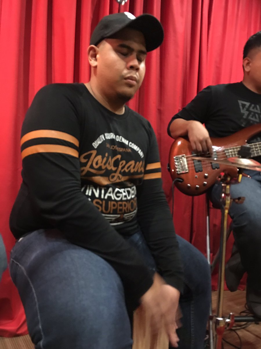 SyahzRahman's tweet photo. @sajerbuskers n @forteen at akustik hot https://t.co/sTeHJcUodf