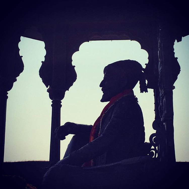 MarathiRT's tweet photo. अष्टपैलू, अष्टावधानी, जाणता राजा, हिंदवी स्वराज्य संस्थापक छत्रपती शिवाजीराजे भोसले यांची आज जयंती! 
राजं, मुजरा! 🙏 

#शिवजयंती https://t.co/L6wozxPuWu