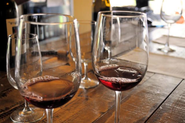 Claarwinegroup's tweet photo. Visit #WAwine country, ship wine FREE on @AlaskaAir + NO tasting fees! Details https://t.co/1czdiLhs3Z https://t.co/C0kB1CrvBs