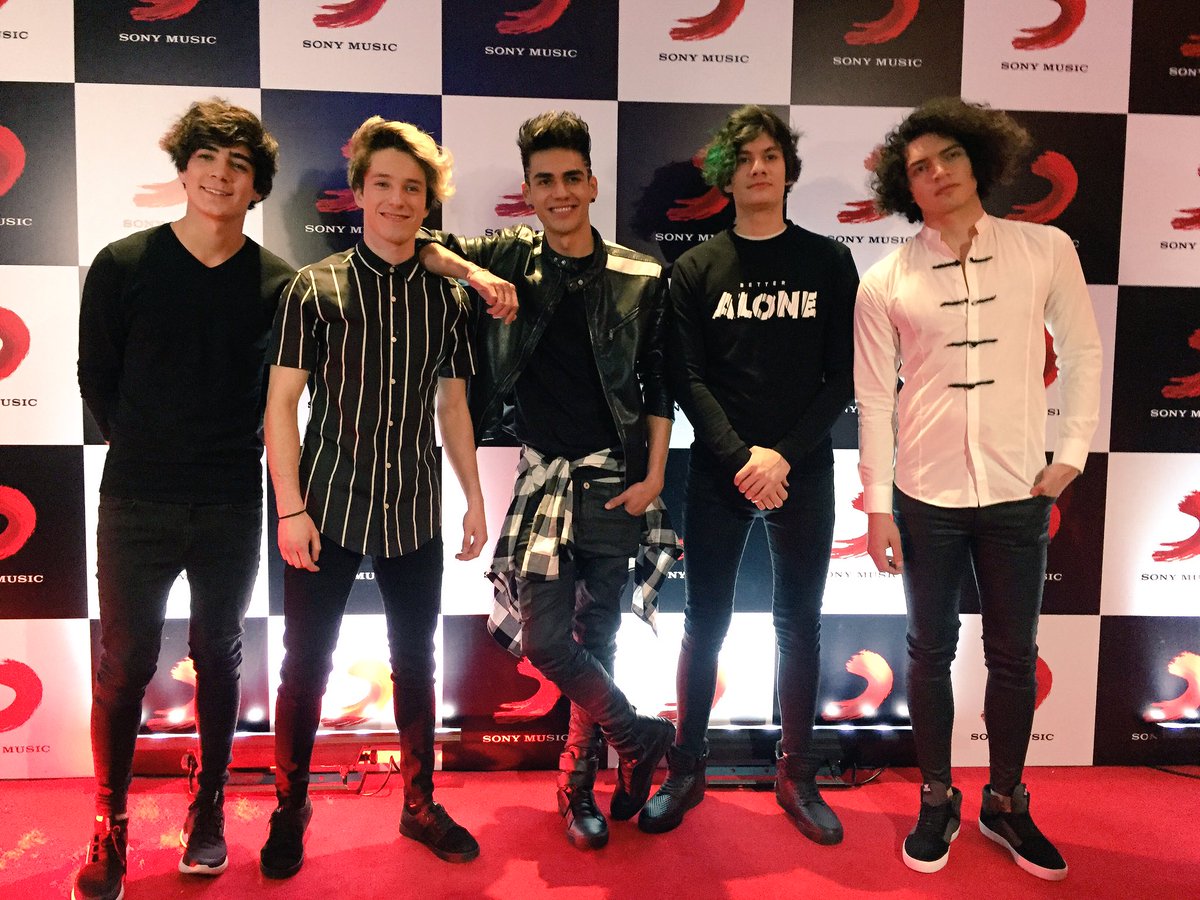 sonymusicmexico's tweet image. Coders! @CD9 ya está en la alfombra del #Upfront2017. Se ven guapísimos, no? #LaMúsicaMe