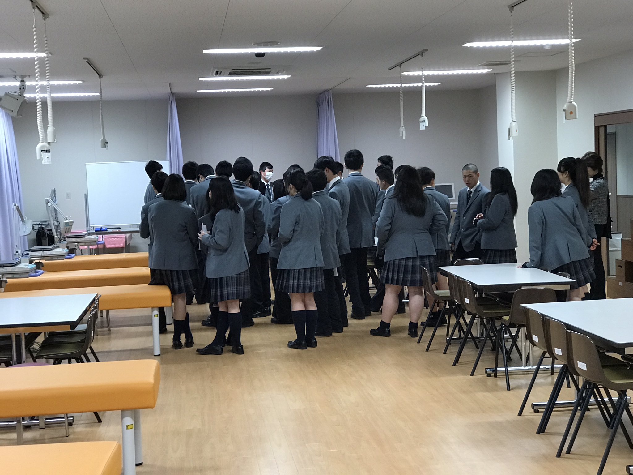 つくば国際大学高等学校 第１学年が進路学習として つくば国際大学に見学に来ています 専門的な授業や機械の説明を受けています これからの自分の進路に役立ててほしいと思います お昼は学食を利用させてもらい みんなでカレー を食べました