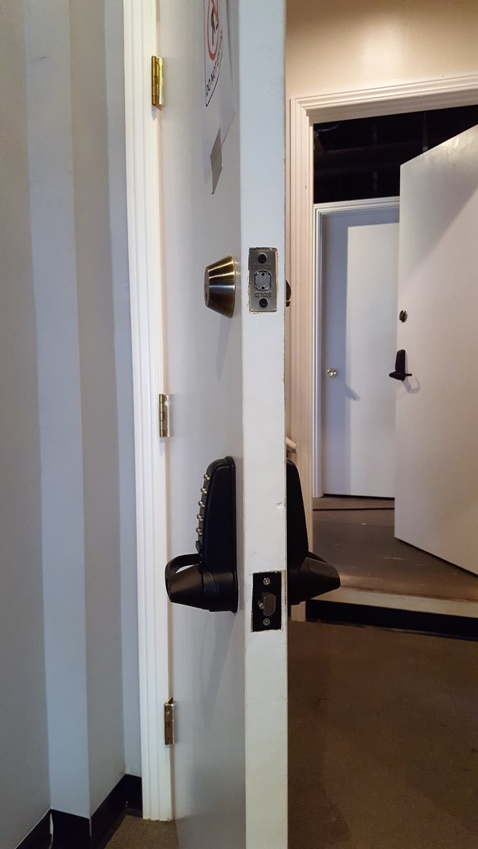 DSLocksmith's tweet image. (818)584-4854 #locksmithLA 
 Combinetion lock system lach works for offices.
#woodlandhills #camerasecurity #LAlocksmith #Encino #intercom