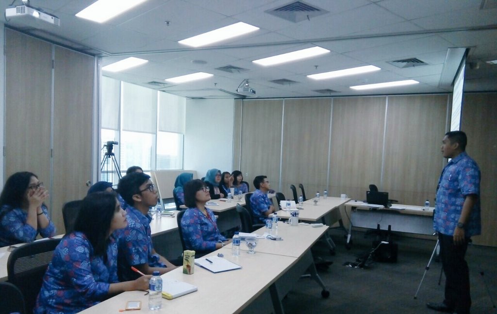 marlianasii's tweet photo. AHS Product Knowledge Training #PuttingDevelopmentFirst #ProudofAXA #ProudofAXAMandiri cc : lovely ibu @EOepangat https://t.co/wlIob4EAYk