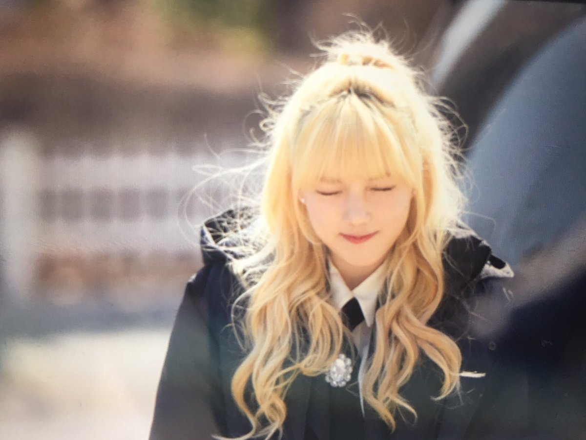 sheerdelight819's tweet photo. 170315 가요광장 출근 예린 프리뷰
#여자친구 #GFRIEND #예린 
햇빛 쨍쨍☀️ https://t.co/hCf4xt4mu5