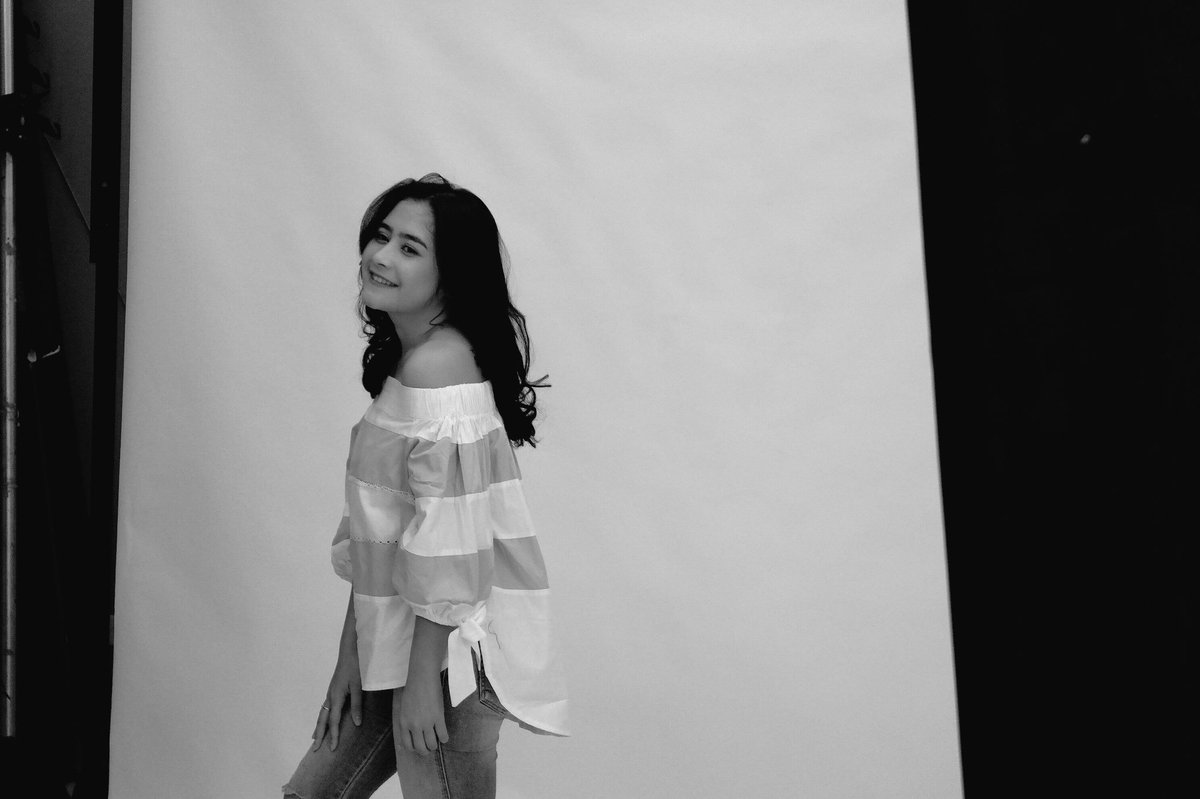 DANURMovie's tweet photo. Sebelum wawancara, Risa (@PrillyBie) foto dulu untuk artikel di @TabloidBintang 😊📷

#MediaVisit #DanurMovie #ComingSoon #30Maret2017 https://t.co/ZeVUI4uTKT