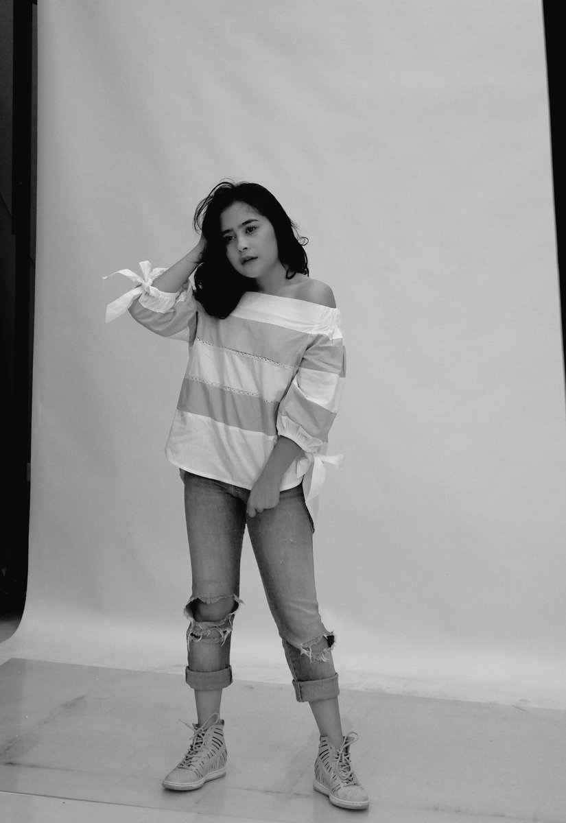 DANURMovie's tweet photo. Sebelum wawancara, Risa (@PrillyBie) foto dulu untuk artikel di @TabloidBintang 😊📷

#MediaVisit #DanurMovie #ComingSoon #30Maret2017 https://t.co/ZeVUI4uTKT