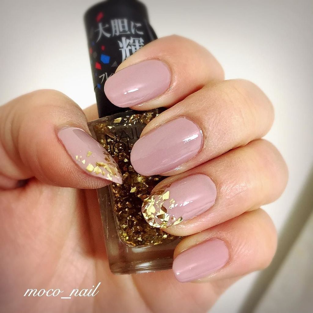 moco_nail01's tweet photo. steady付録のスモーキ��ピンクと��ーティーフレークでシンプルネイル。

#nailholic_kose  #パーティーフレーク #gd027 
#steady #ステディ #s… https://t.co/w6binq6LF6 https://t.co/Ao0k3rkz6Q