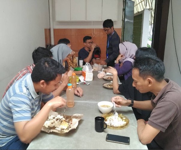 gdilab's tweet photo. Begini nih suasana makan siang di kantor Kemang, ada yang bawa bekal dan ada yg beli makan di luar. Kamu termasuk yg mana? #GDILife https://t.co/LpqbeH496f