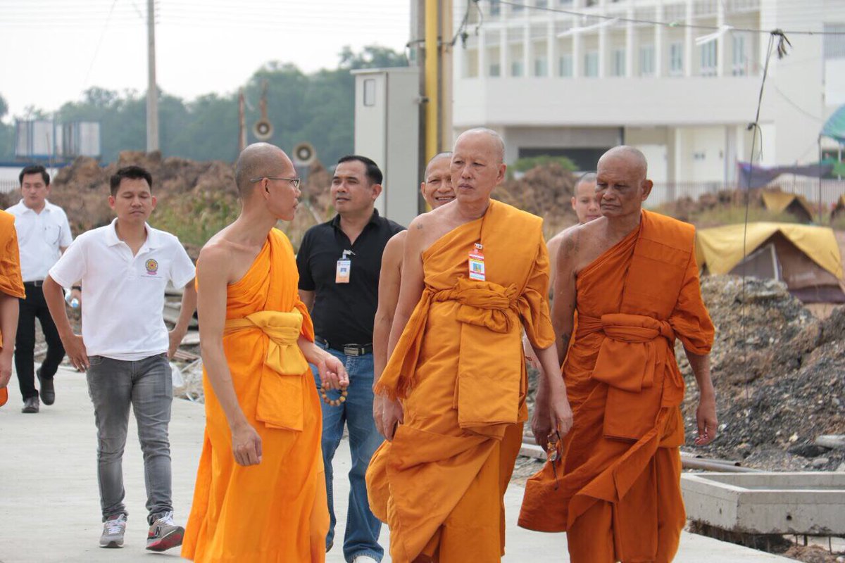Chuek_Chot's tweet photo. เจ้าคณะอำเภอคลองหลวง นำคณะพระวินยาธิการ-ตำรวจ-พศ.ปทุมธานี ร่วมตรวจเยี่ยมดูแลความเรียบร้อย บริเวณโดยรอบวัดพระ #ธรรมกาย และบริเวณอาคารบุญรักษา https://t.co/0jprFtJGQw
