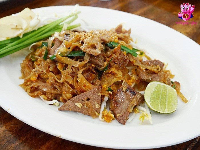 OpenRiceTH's tweet photo. #ผัดไทยหมูใส่ตับ #ผัดไทยเกี๊ยวกรอบ #ผัดไทยกุ้งปู ผัดไทยแหวกแนวแบบนี้ พิกัดบ้านผัดไทยท่ายาง https://t.co/4zUfsuVC3H #อร่อยไปแดก #OpenRiceTH https://t.co/hayA9XpRGZ