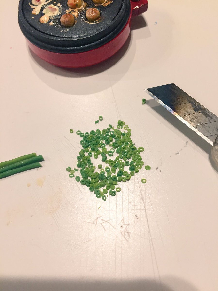 しかʕ ᴥ ʔ 既出かもしれませんが ネギなどの細かいものにはコスモス粘土 は割れやすく断面が白くなるのであまり向いてないと思いました さらにモデナよりもダイソーの樹脂粘土が一番きれいに作れました ミニチュア ミニチュアフード