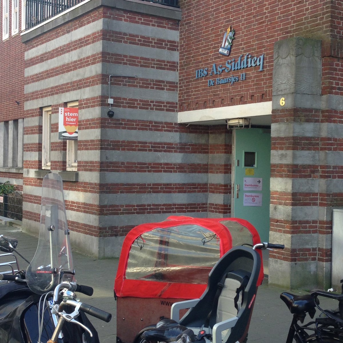 jorishoebe's tweet photo. Net gestemd in een Islamitische school!!! #verkiezingen2017 #iamsterdam #dewereldisvaniedereen https://t.co/KjO1wjgVLP