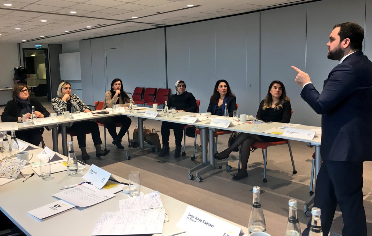 #GirisimciKadinLiderler
Tüm sınıf, <a href="/ErtugrulBelen/">Ertuğrul Belen</a>'den pürdikkat kendimizi tanıtma sanatını  dinliyoruz.

#winningwomen #womenfastforward