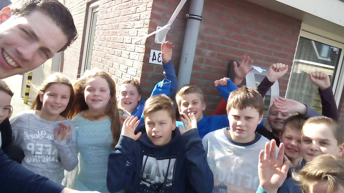 ChrisvHes's tweet photo. Een outside-#stemfi! Eerst een prachtige uitleg van stembureauleden Terkaple gehad daarna daadwerkelijk gestemd. #verkiezingsdag #tk2017 https://t.co/F0LWISJ0Zk