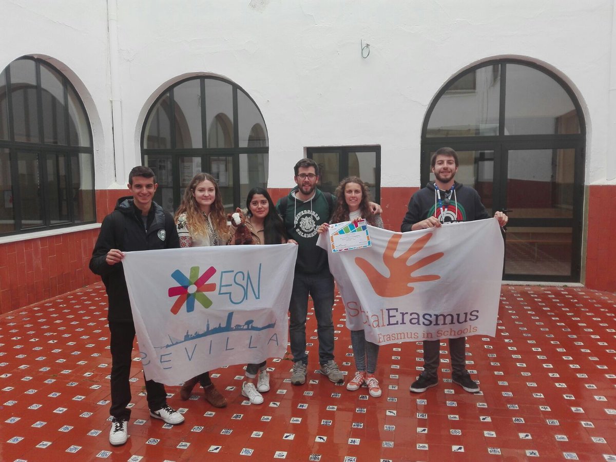 ESNSevilla's tweet photo. Otra vez promoviendo la movilidad. #ErasmusInSchool @ESNSevilla https://t.co/CraRhVadyw