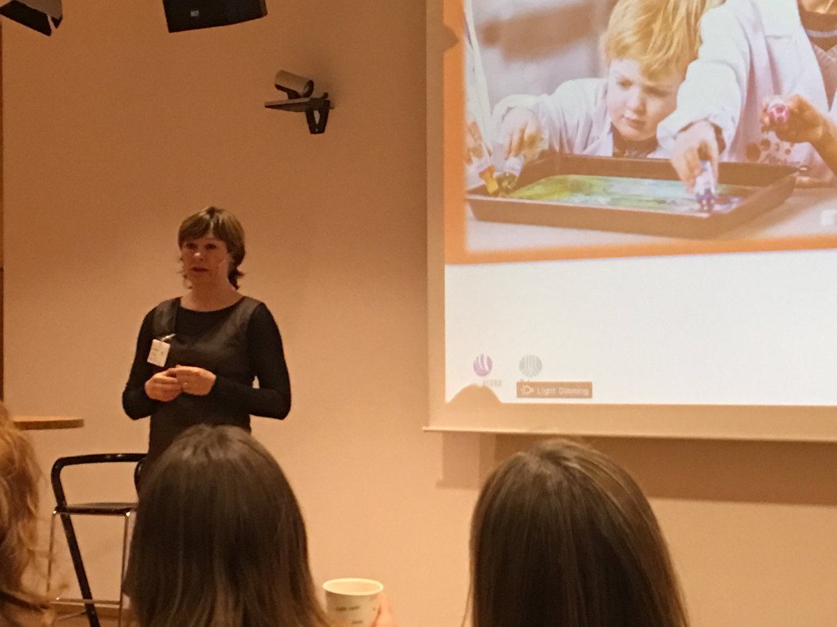 Hanne Finstad fra <a href="/ForskerFab/">Forskerfabrikken</a> lærer ansatte i @NorskHydroASA om barn og læring