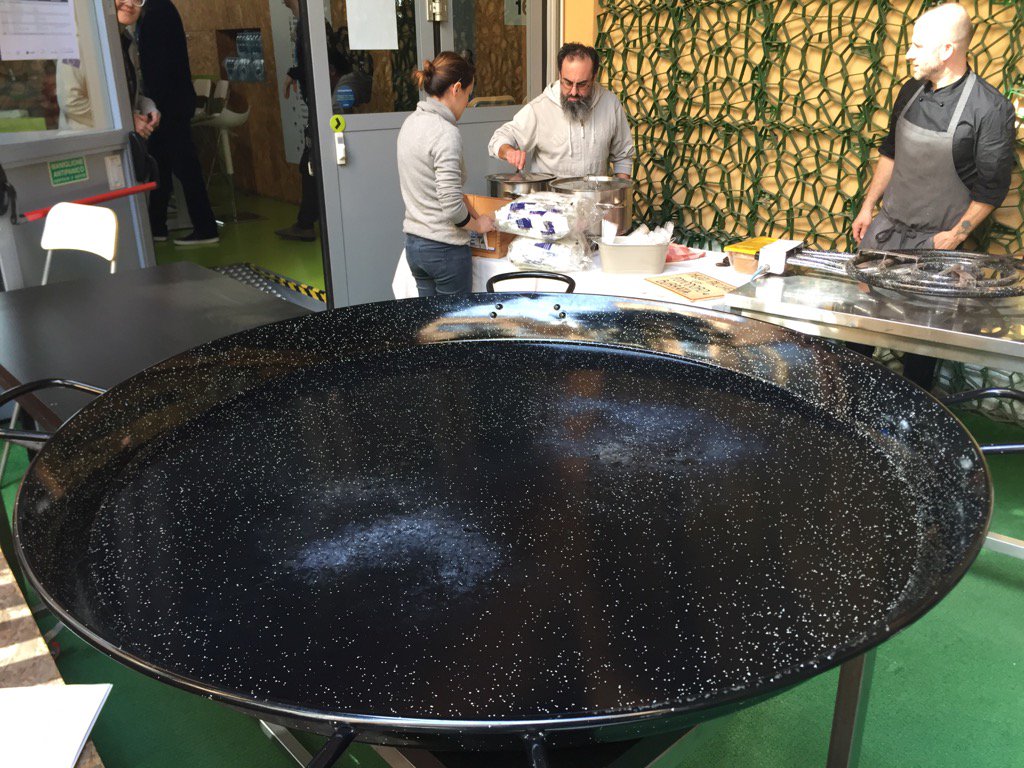 mcunietti's tweet photo. la padella per la pasta alla #OpenStack #osops mid-cycle Meetup... sembra il telefono del film "Top Secret" ๐ https://t.co/oFwspJ4fSb