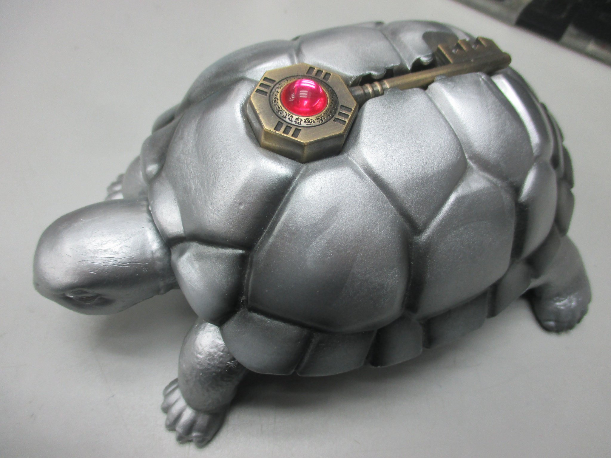 ジョジョの奇妙な冒険　花闘 　花札とココジャンボケース　ジョジョ ココ・ジャンボをモチーフとした花札専用ケース。 (C)LUCKYLAND