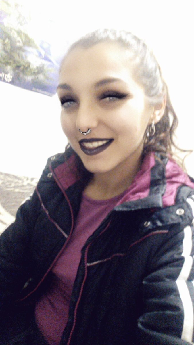 aaicart's tweet photo. Para que gastarse dinero en maquillaje o agujereándose si existe snapchat https://t.co/xmre9XiR9N