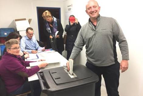 Snel stemmen in Schagen voordat zoon wordt geboren in ziekenhuis van Alkmaar dlvr.it/NdJTDC