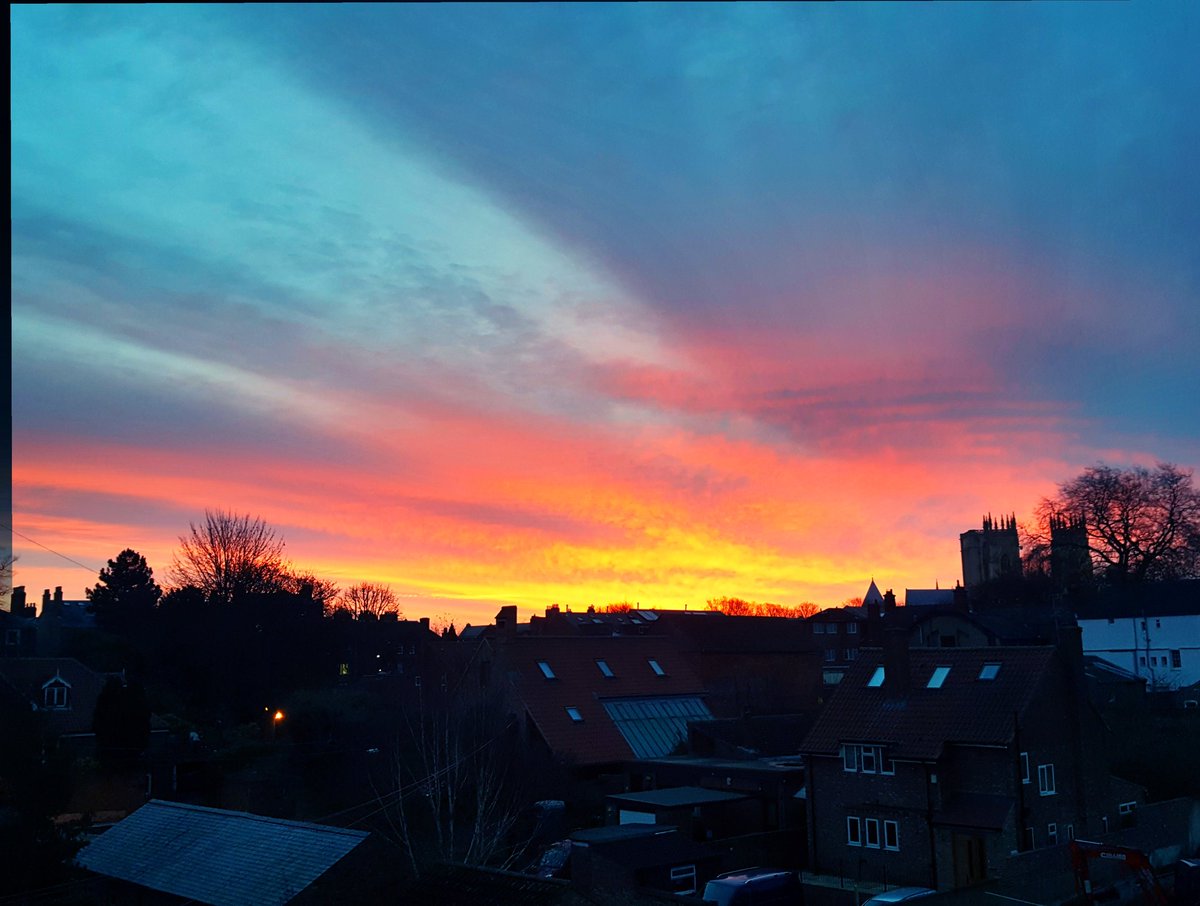 No21York's tweet photo. The sky on fire behind the York Minster this morning.
#YorkMinster #Sunrise #AmazingYork #VisitYork #ViewsFromNo21York #RedSkyMorning https://t.co/Sf7EB0hfKy