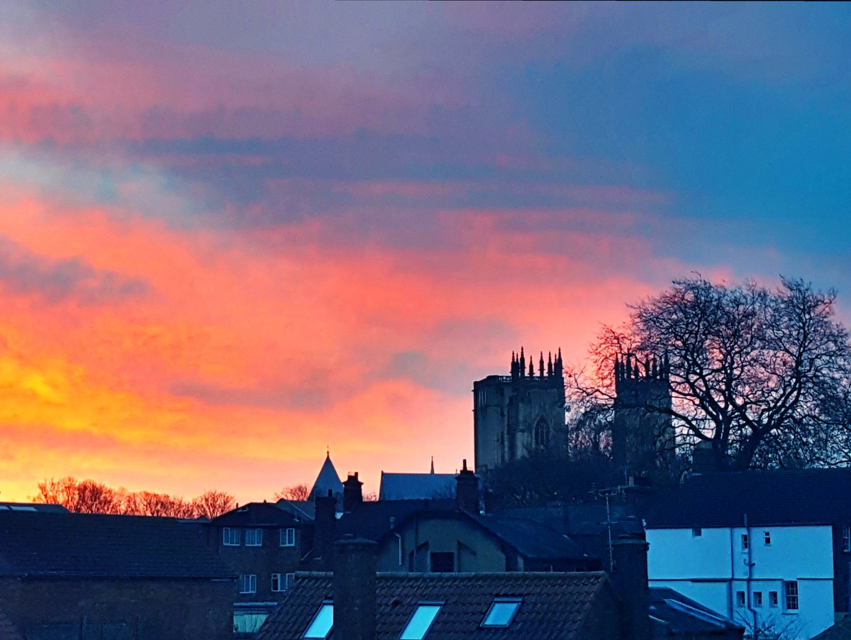 No21York's tweet photo. The sky on fire behind the York Minster this morning.
#YorkMinster #Sunrise #AmazingYork #VisitYork #ViewsFromNo21York #RedSkyMorning https://t.co/Sf7EB0hfKy