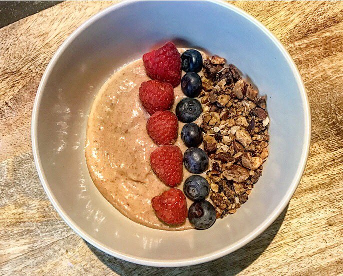 NinaVanGeel's tweet photo. Breakfastbowl. #bananamousse #homemadegranola #startoftheday #renskroes #onthego https://t.co/sOEuq45zyx