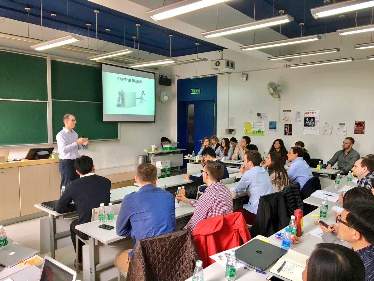 Auchan_GP's tweet photo. Interactive Class in presence of ESSEC Professor Jan Ondrus! #graduateprogram #Auchan #Pékin2017 https://t.co/pqaa0iFKge
