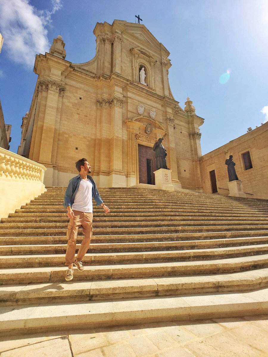 Quand tu descends les marches comme dans une pub #Channel dans le vieux centre de Victoria (île de Gozo - Malte) 😎🇲🇹 #visitmalta