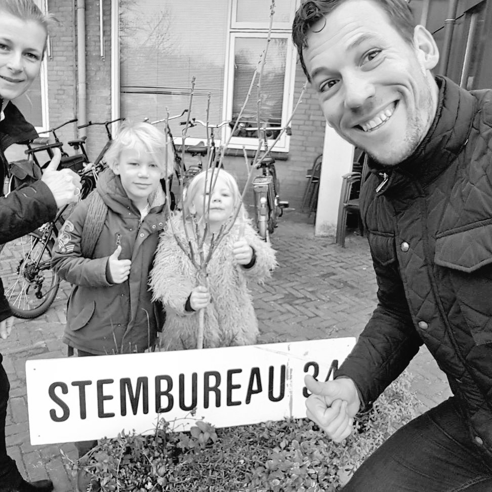 mtjallingii's tweet photo. Goede morgen: familie uitje naar het Stembureau. "Je hebt altijd een keuze." #STEM #stemfy #TK2017 https://t.co/aJJtGLIwam
