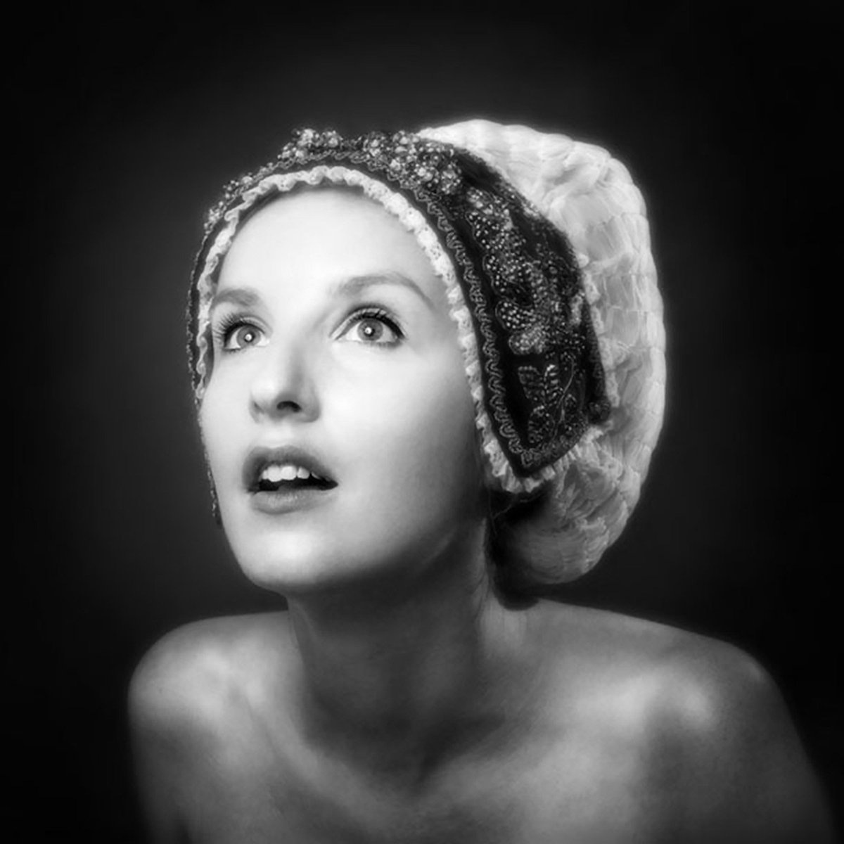 Nocoj v Narodni odpiramo novo razstavo portretov sodobnih umetnikov, ki jih je Uroš Abram ustvaril za tednik Mladina. Na ogled do 28. maja.