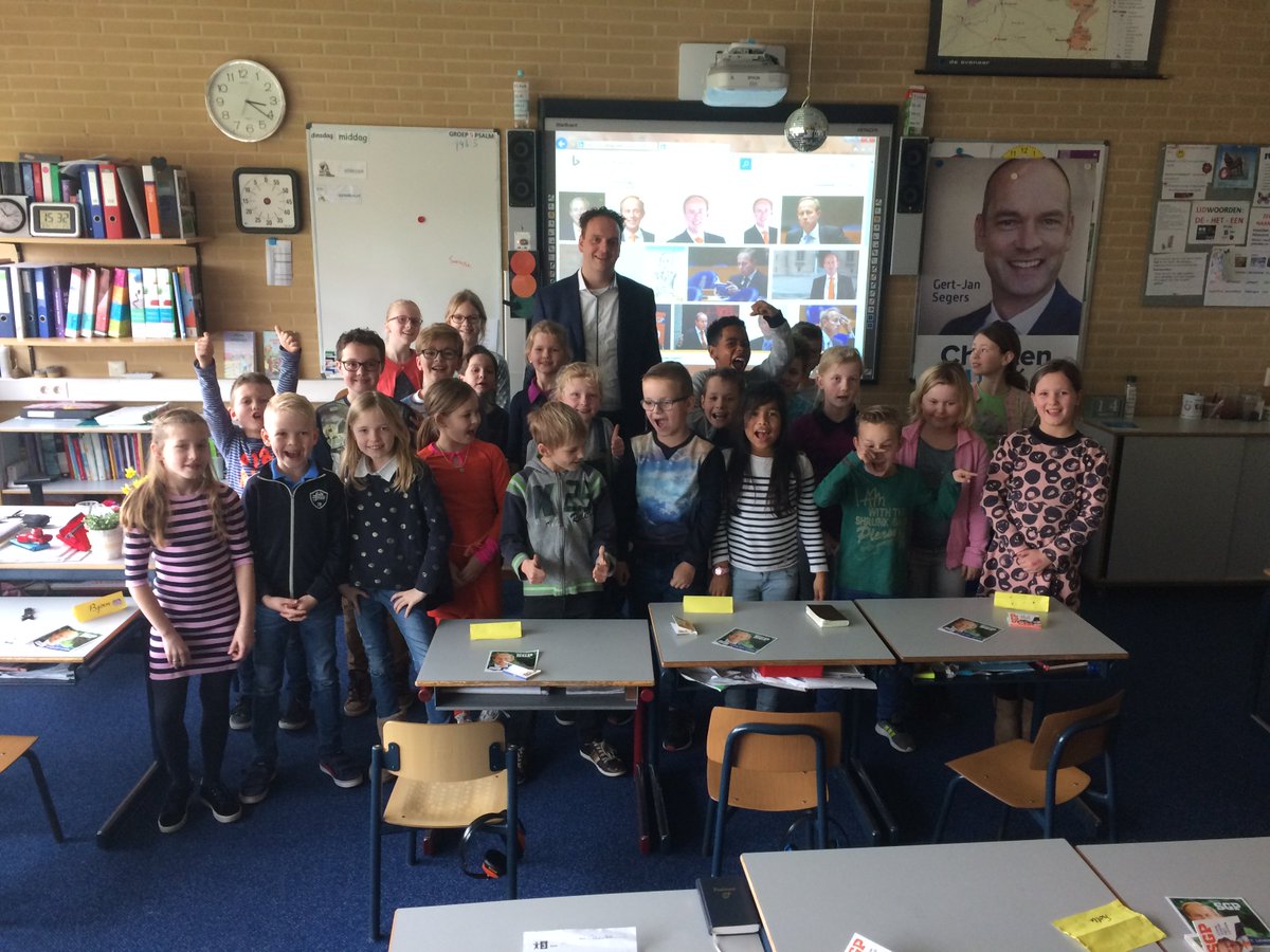 SGPZWL's tweet photo. Maarten Slingerland geeft gastles over #SGP aan groep 5 van de Johannes Calvijnschool te Genemuiden. Jammer dat ze nog niet mogen stemmen! https://t.co/hSVO5AZBcC