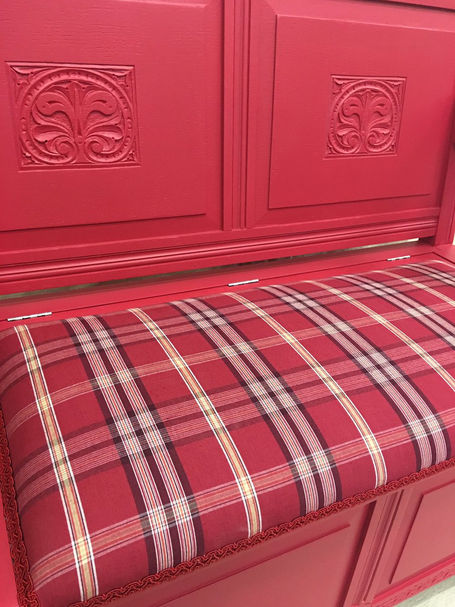 CreativeChic_'s tweet photo. Upholstery complete #farrowandball #rectoryred #eggshell #interiordesign #upcycling #upholstery #spraying https://t.co/y1yYH5YYeC