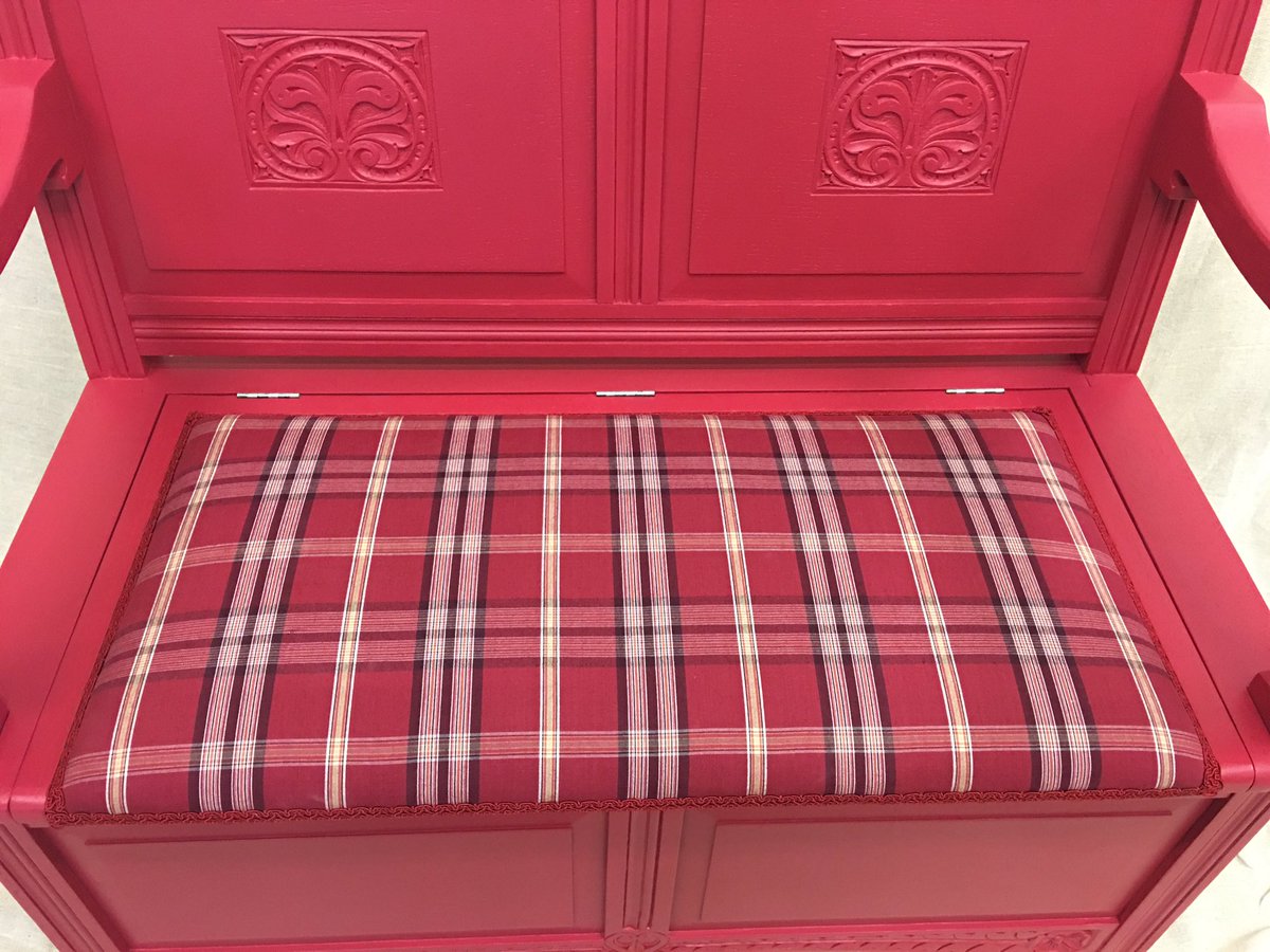 CreativeChic_'s tweet photo. Upholstery complete #farrowandball #rectoryred #eggshell #interiordesign #upcycling #upholstery #spraying https://t.co/y1yYH5YYeC