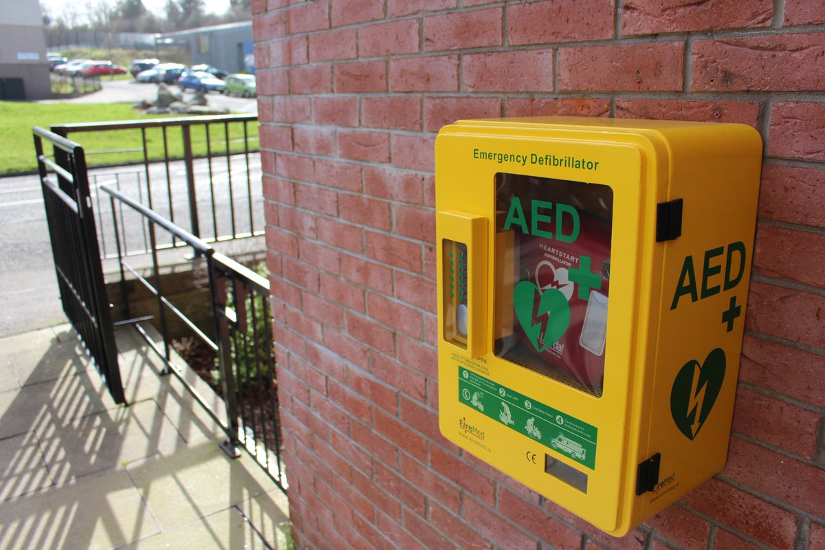 The latest public access defibrillator to join the #StJohnAndTheCity project is located outside @prospectch in Wester Hails, Edinburgh! 💛📍