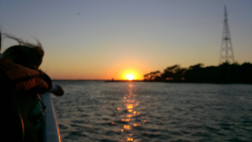 Ruben2975's tweet photo. @radio_dos amanece en Apipé! Maravilla natural... https://t.co/sHDs7JExik