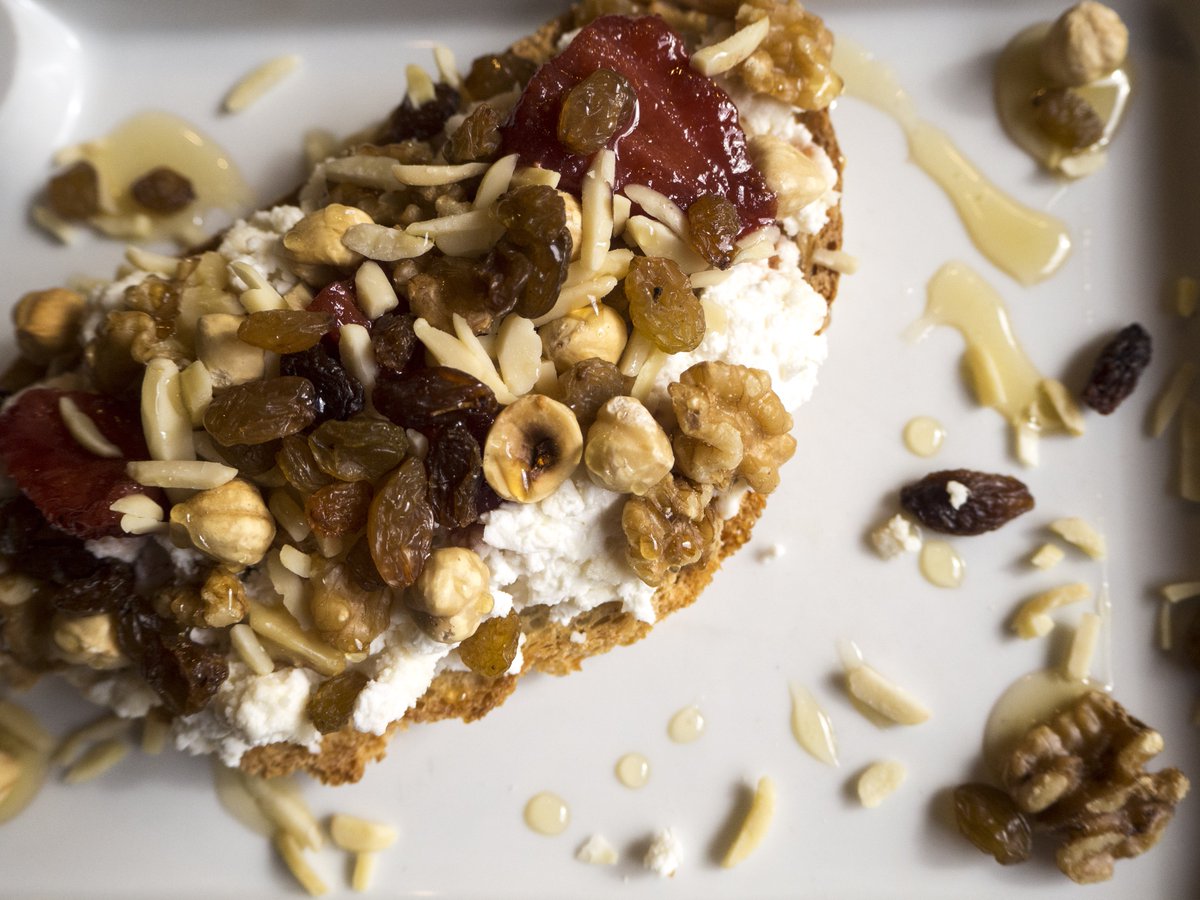 Per continuar la setmana a bon ritme i recuperar l'energia perduda en entregues, reunions i rutina... #torrada #mato #fruitssecs #mel #pauet